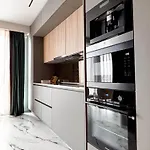 Airport Skyluxe Luxury - Private Parking Apartment