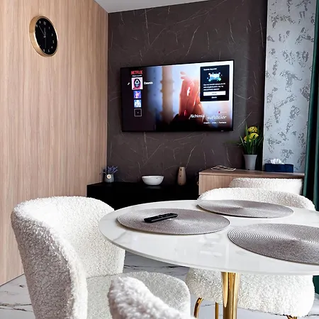 Airport Skyluxe Luxury Apartment *