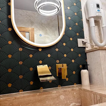 Lägenhet Airport Skyluxe Luxury - Private Parking